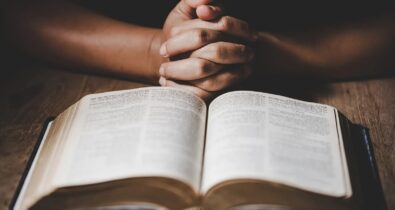Escola dos Estados Unidos proíbe estudantes de terem acesso à Bíblia