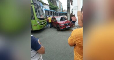 Batida entre ônibus e carro causa engarrafamento no Centro de São Luís