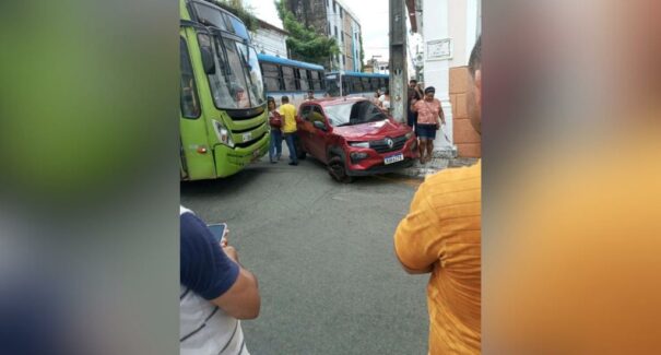 Batida entre ônibus e carro causa engarrafamento no Centro de São Luís