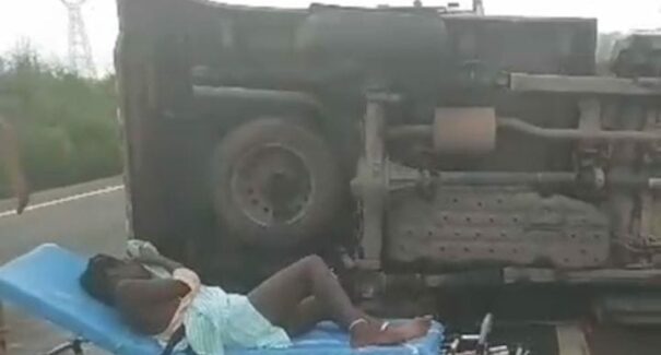 Acidente com ambulância deixa três pessoas feridas em Campo de Perizes