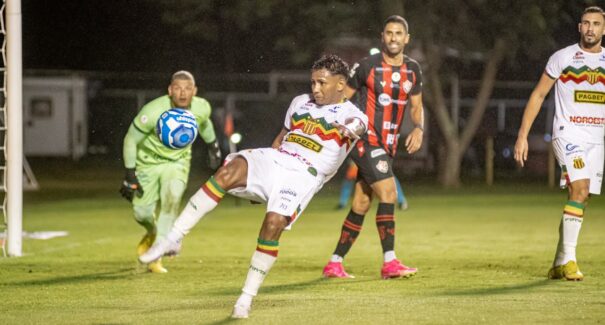 Sampaio sai na frente, mas toma virada do Vitória-BA
