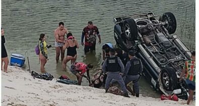 Turistas ficam feridos após veículo capotar e cair em lagoa de Santo Amaro