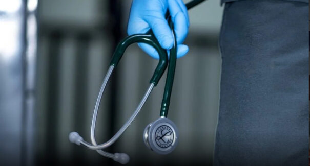 Falso médico acusado de matar criança de 4 anos durante atendimento é preso na capital