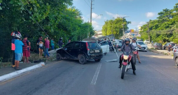 Motorista perde o controle de veículo e derruba poste na Av. Jerônimo de Albuquerque