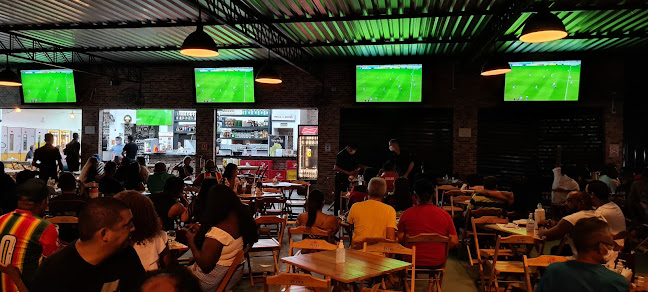 Foto de Assistindo Jogo De Futebol Na Tv No Pub Locais Comidas