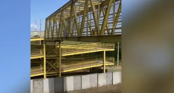 Pai tentar se jogar de passarela junto com a filha de 2 meses de idade
