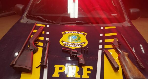 PRF apreende armas de fogo dentro de ônibus na BR-222, em Açailândia