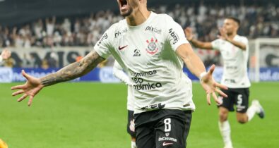Em noite de Renato Augusto, Corinthians sai na frente