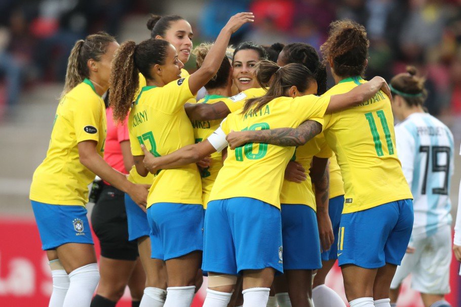 A força do futebol feminino do Centro Olímpico