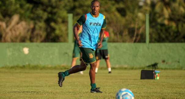Sampaio contrata quase time inteiro