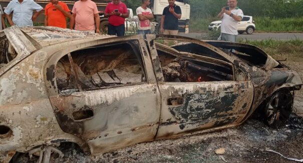Carro de passeio pega fogo após acidente com duas vítimas na BR-135