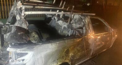 Carro de empresa pega fogo próximo a condomínio em São José de Ribamar