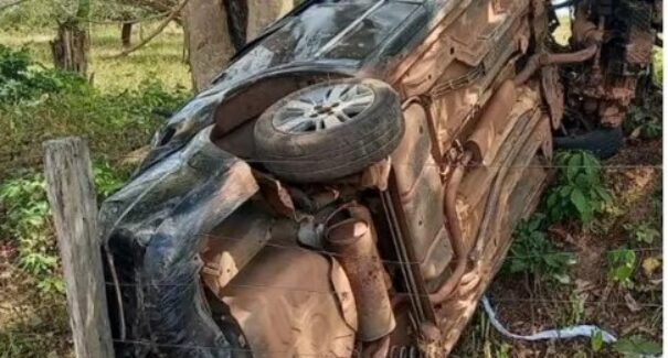 Jovem de 20 anos morre na BR-135 após capotar o carro e sair da pista