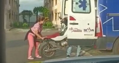 Dois servidores são flagrados usando ambulância para carregar uma moto