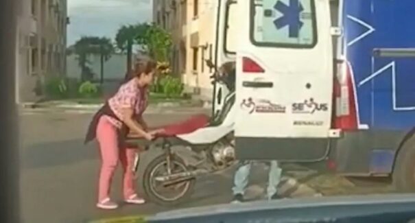 Dois servidores são flagrados usando ambulância para carregar uma moto