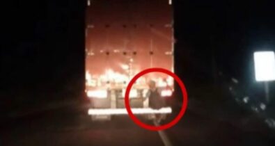 Homem se arrisca pegando carona em traseira de caminhão na BR-316
