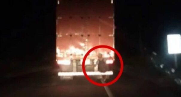 Homem se arrisca pegando carona em traseira de caminhão na BR-316