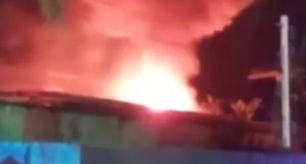 Incêndio deixa hamburgueria destruída na Avenida Litorânea