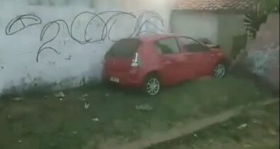 Carro colide contra muro de residência na Forquilha; veja o vídeo