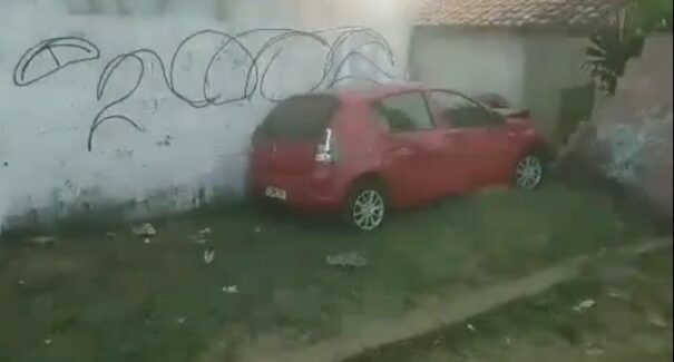 Carro colide contra muro de residência na Forquilha; veja o vídeo