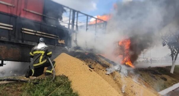 Carreta com soja pega fogo na BR-135 em São Luís