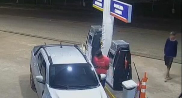 Câmeras de segurança registram assalto a posto de gasolina na Grande Ilha