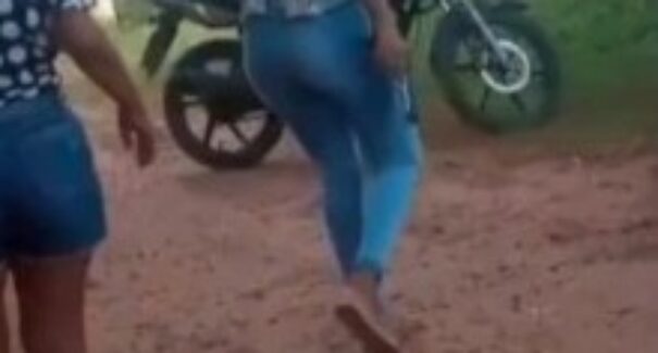 Mulher é presa por porte ilegal de arma após sacar pistola em bar