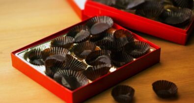 Homem descumpre medida protetiva e envia chocolate adulterado para vítima