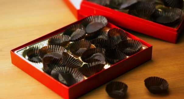 Homem descumpre medida protetiva e envia chocolate adulterado para vítima