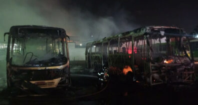 Incêndio em garagem deixa três ônibus pegando fogo em São Luís
