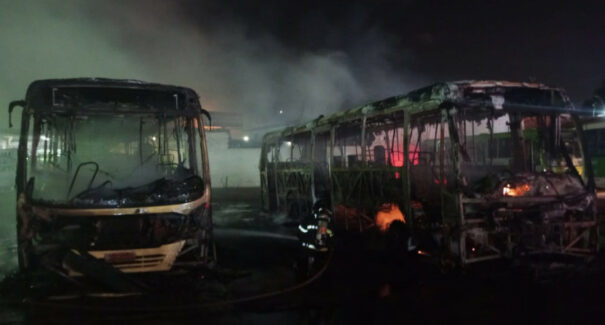 Incêndio em garagem deixa três ônibus pegando fogo em São Luís