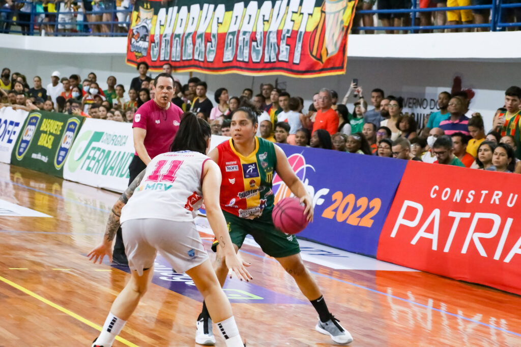 Gigante' do basquete atrai a atenção de crianças de escola em