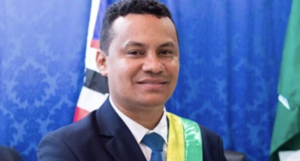 Prefeito é preso por porte ilegal de arma de fogo