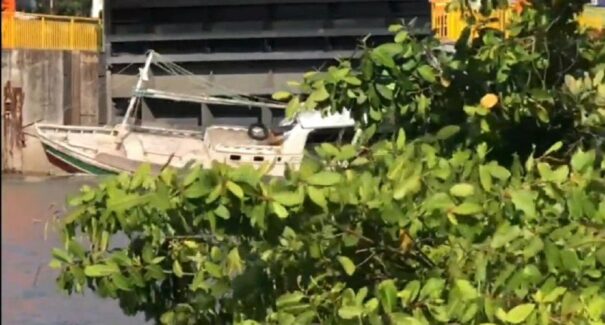 VÍDEO: Em São Luís, embarcação naufraga no Rio Bacanga após falha no motor