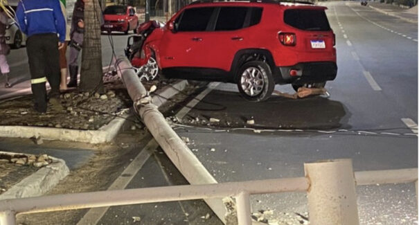 Motorista com sinal de embriaguez perde o controle do carro e bate em poste