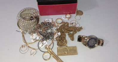 Suspeitos são presos por forjar roubo a vendedor de joias avaliadas em mais de R$ 150 mil