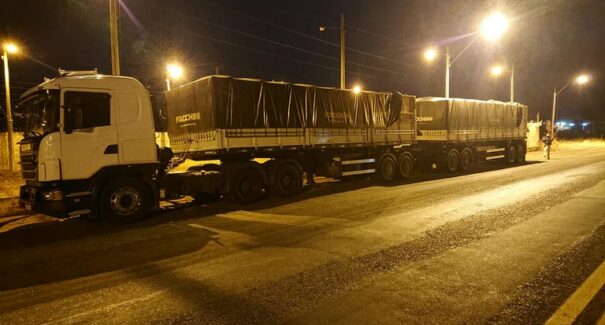 PRF apreende carga de madeira irregular na BR-230, em Carolina