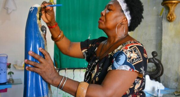 A sagrada arte da maranhense Angela Ferreira