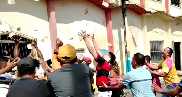População devolveu apenas 300 reais dos jogados pela janela da Câmara de Vereadores
