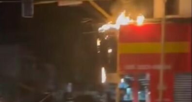 Carro colide contra moto e causa incêndio na fiação elétrica em Imperatriz