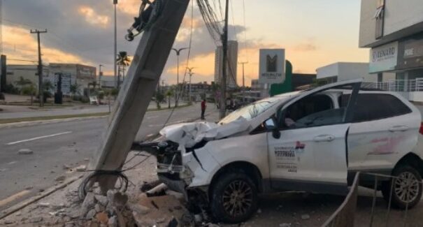Motorista bate carro em poste na Avenida dos Holandeses