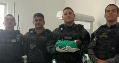 Policiais ajudam mulher em trabalho de parto com bebê sem conseguir respirar