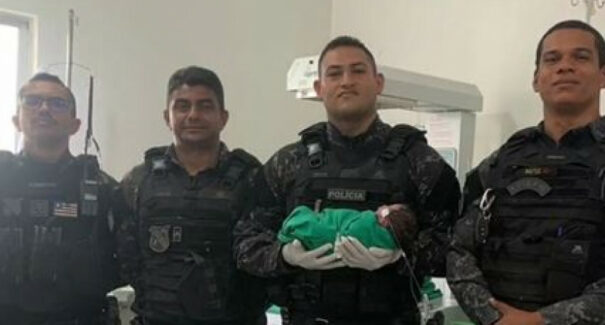 Policiais ajudam mulher em trabalho de parto com bebê sem conseguir respirar