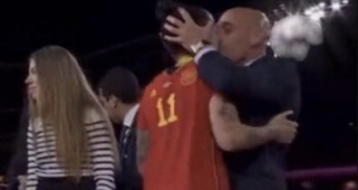 Presidente da Federação Espanhola se desculpa por beijo em jogadora