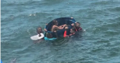 Cinco pessoas são resgatadas na Baía de São José após barco naufragar