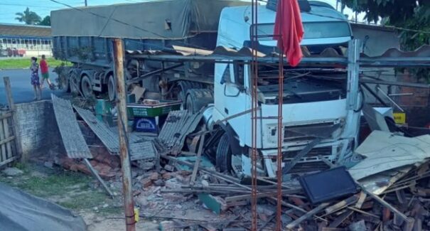 Mulher fica gravemente ferida após ser atingida por carreta na BR-135