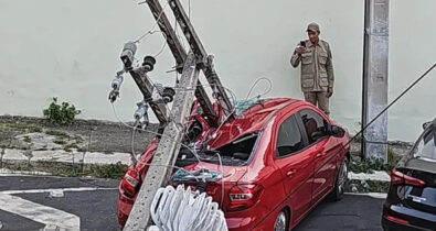 Poste de energia cai em cima de carro no Centro de São Luís