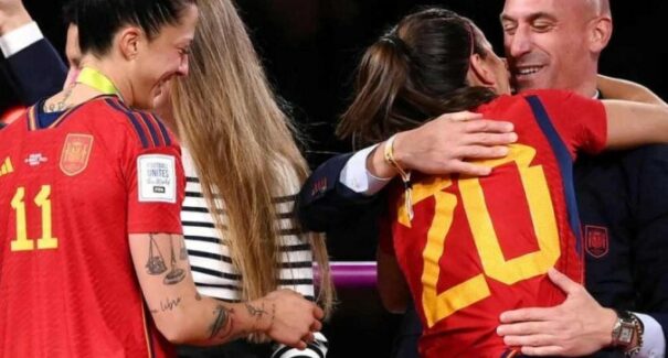 Presidente da Federação Espanhola renuncia ao cargo após beijo forçado em jogadora