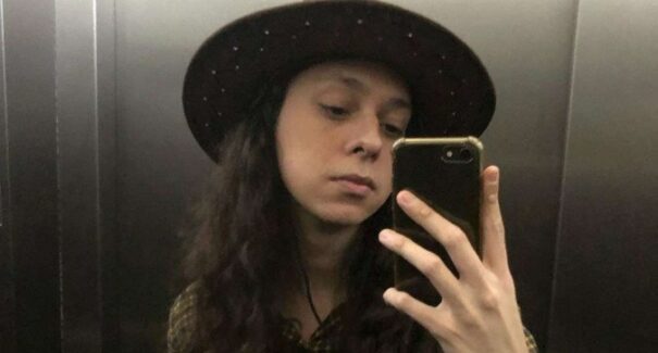 Imagens registram ator Victor Meyniel sendo espancado, vítima de homofobia