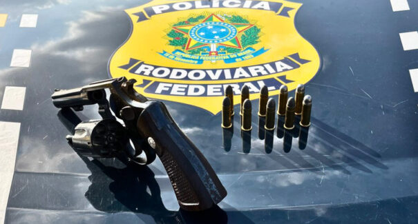 Condutor é detido por porte ilegal de arma de fogo na BR-222